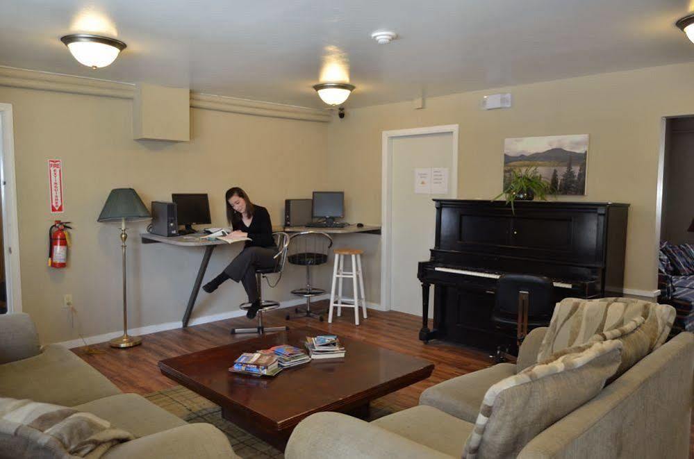 Bent Prop Inn & Hostel Of Alaska - Downtown แองเคอเรจ ภายนอก รูปภาพ