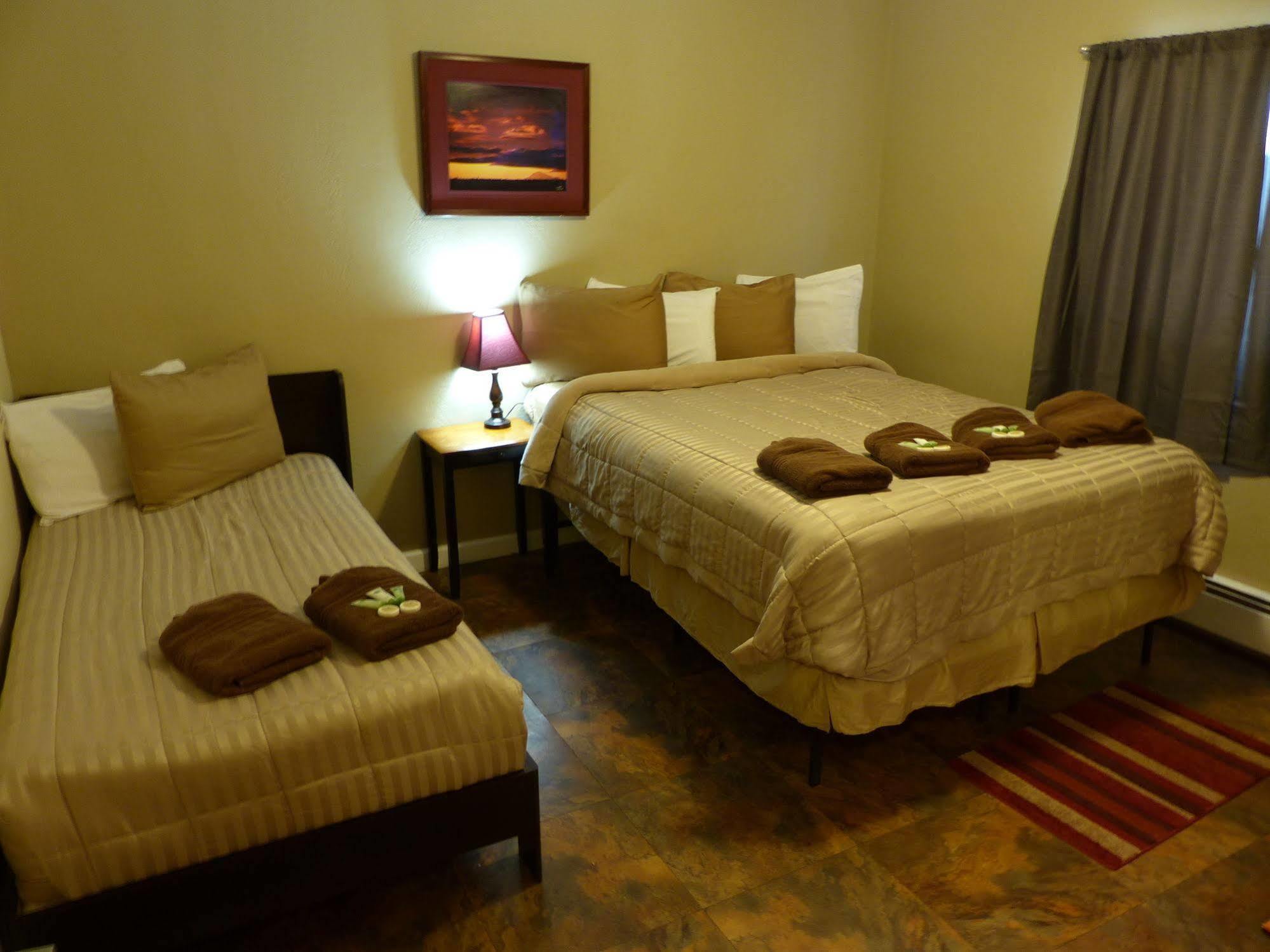 Bent Prop Inn & Hostel Of Alaska - Downtown แองเคอเรจ ภายนอก รูปภาพ